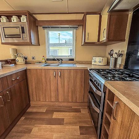 Gorgeous 6 Berth Caravan With Decking And Wi-Fi At Broadland Sands Ref 20377Bs Hopton on Sea Esterno foto