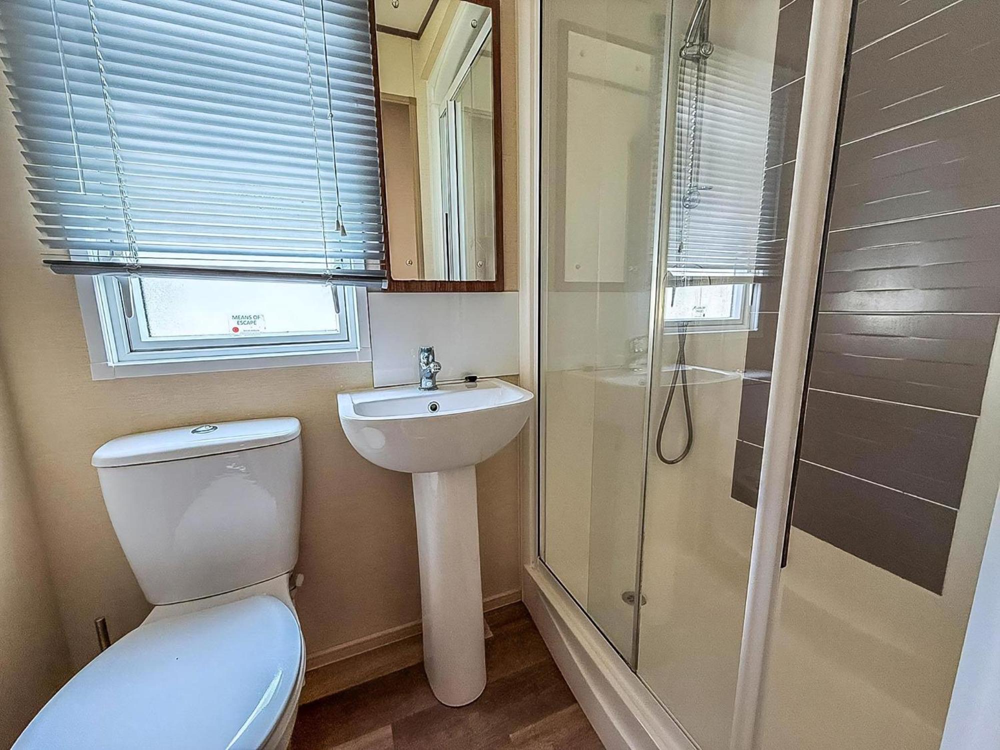 Gorgeous 6 Berth Caravan With Decking And Wi-Fi At Broadland Sands Ref 20377Bs Hopton on Sea Esterno foto
