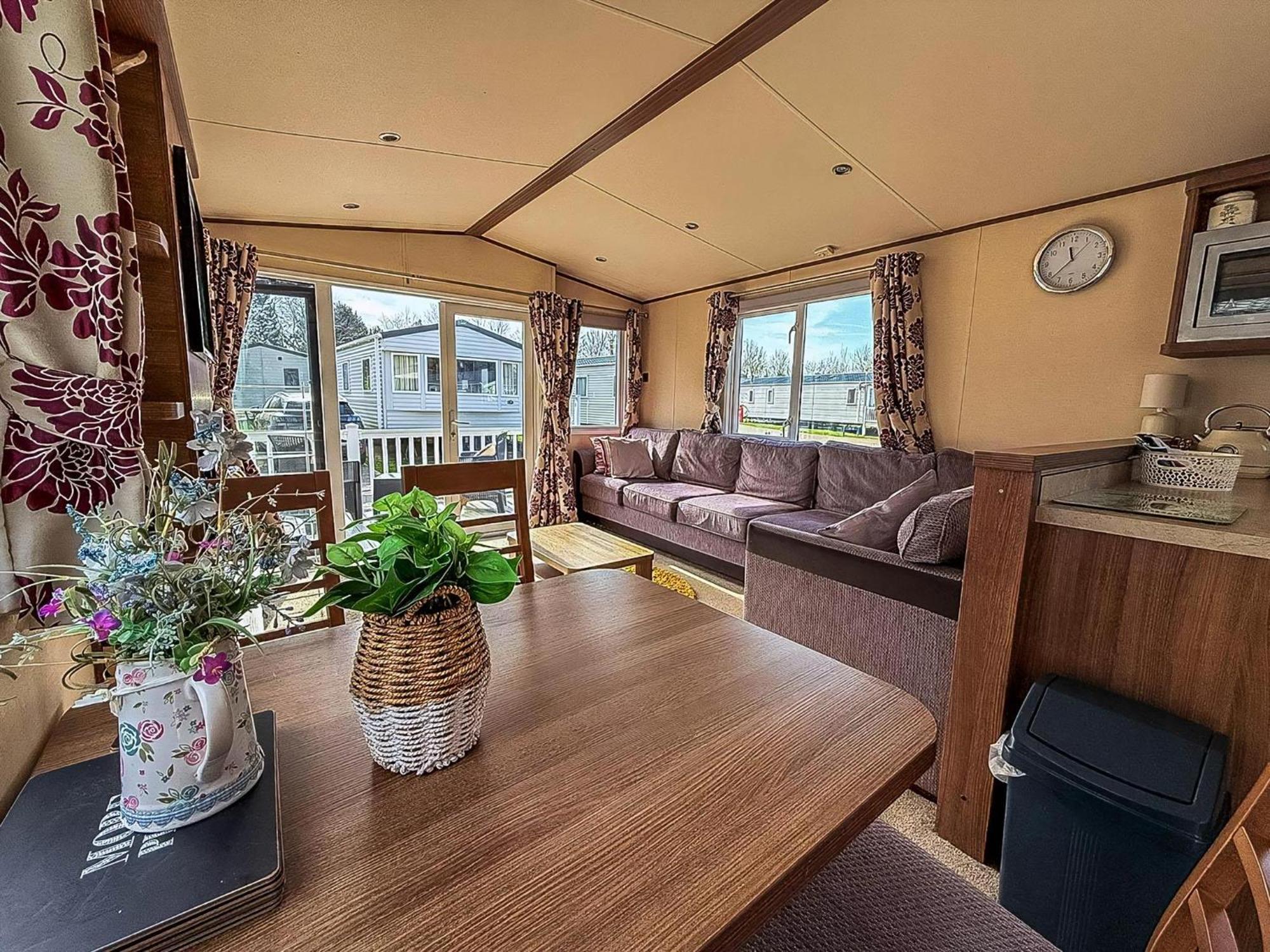 Gorgeous 6 Berth Caravan With Decking And Wi-Fi At Broadland Sands Ref 20377Bs Hopton on Sea Esterno foto